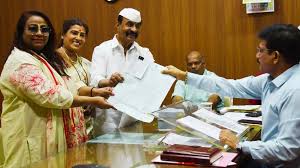 मुंबई बीएमसी चुनाव: ' गैंगस्टर से नेता बने अरुण गवली की दोनों बेटियों ने भरा नामांकन, भायखला में दिलचस्प हुआ मुकाबला