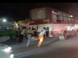 बस्ती में जानलेवा स्टंट रोडवेज बस के पीछे लटककर युवक का खतरनाक कारनामा, VIDEO वायरल