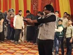 नोएडा बारात घर में हर्ष फायरिंग! पिस्टल लोड करते ही चली गोली!