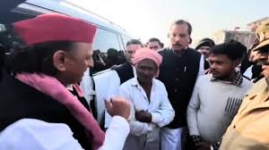 मऊ में अखिलेश यादव का मानवीय चेहरा | सड़क पर बैठे पीड़ितों से मिले, 2 लाख की मदद और DM से सीधी बात