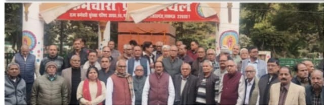 लखनऊ: आठवें वेतन आयोग में पेंशन पुनरीक्षण मांगों को लेकर कर्मचारियों -शिक्षकाें ने दिया धरना