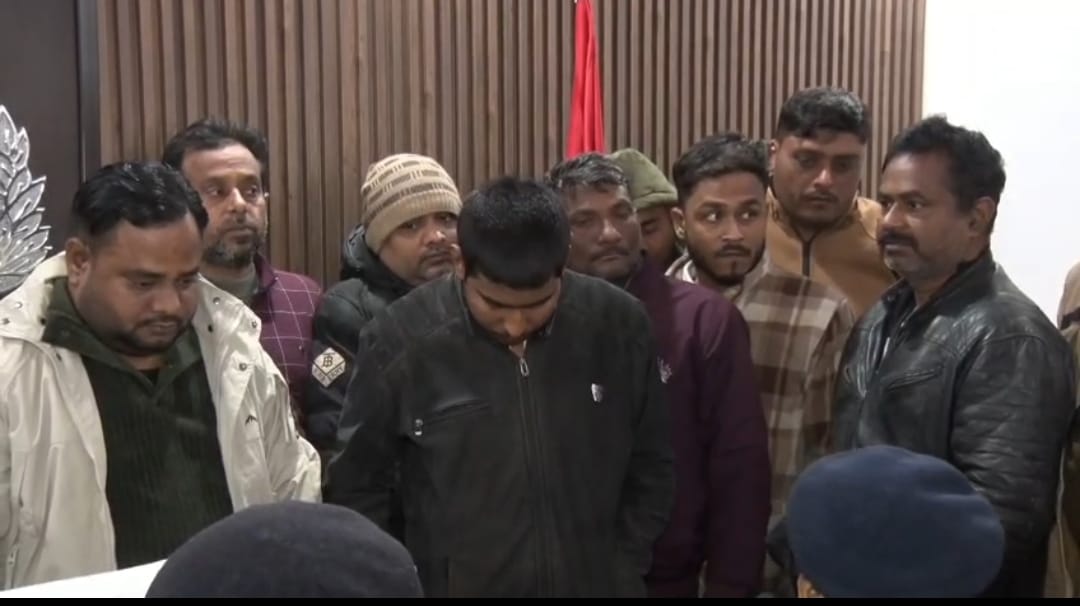 कानपुर क्राइम ब्रांच का एक्शन: जुए के अड्डे पर छापेमारी, 9 जुआरी गिरफ्तार; भारी नकदी बरामद