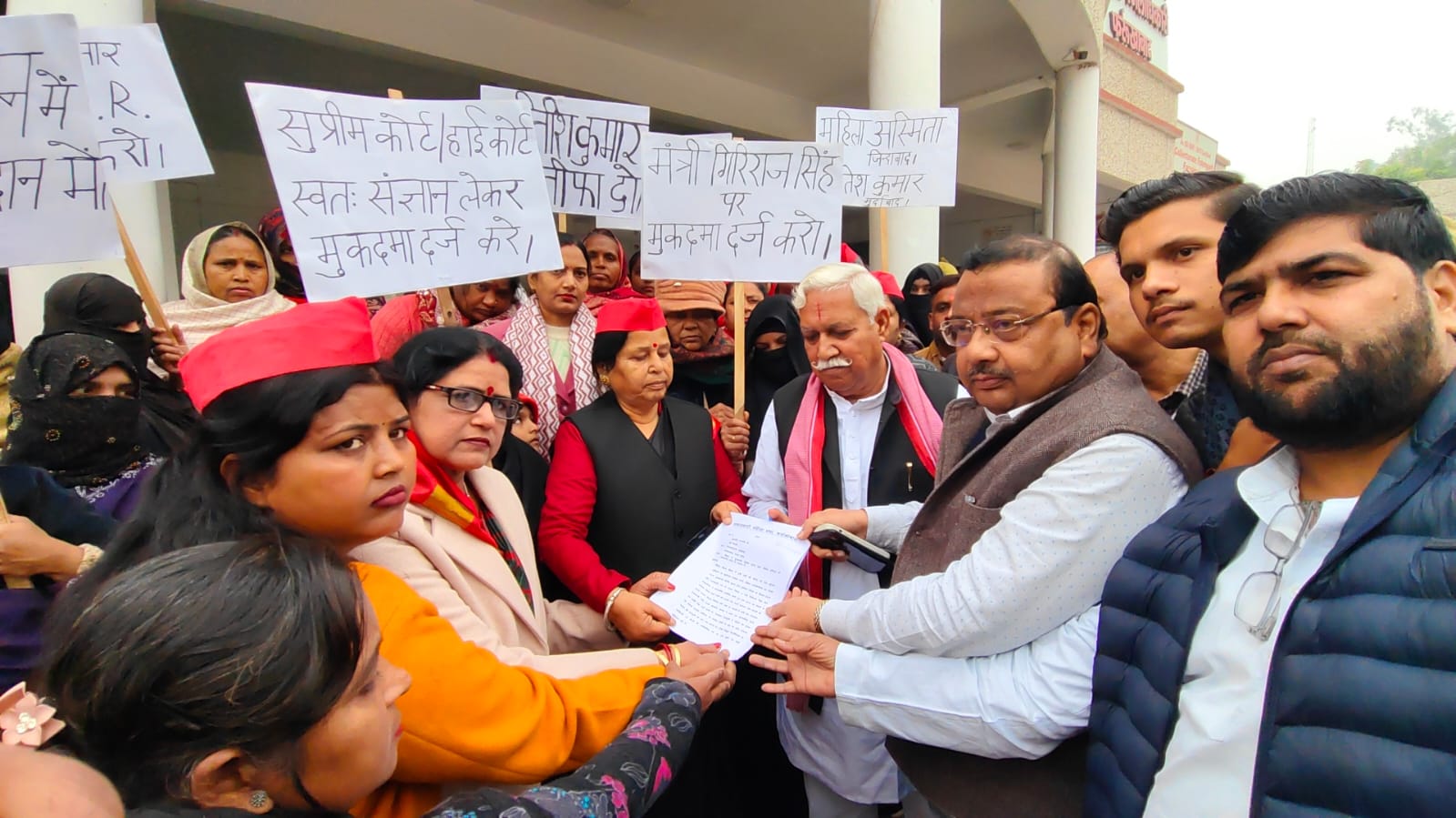 सपा महिला मोर्चा ने बिहार के सीएम के विरुद्ध की नारेबाजी,सिटी मजिस्ट्रेट को सौंपा ज्ञापन