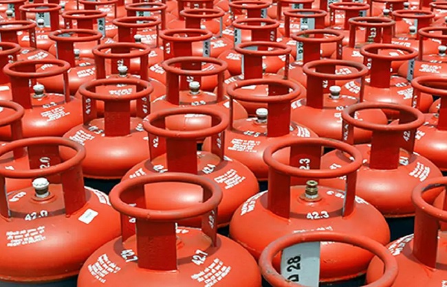  राहत भरी खबर: कमर्शियल गैस सिलेंडर ₹10 तक सस्ता, घरेलू गैस के दाम स्थिर