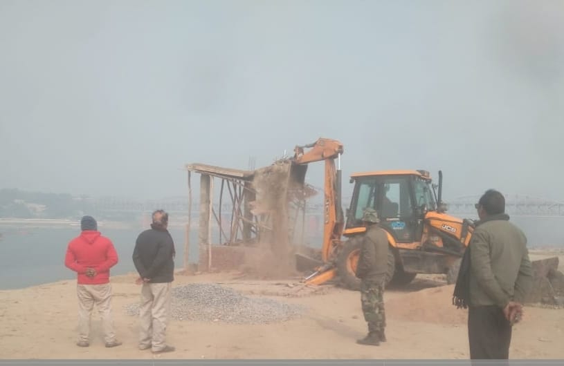 वाराणसी: संकुलधारा और डोमरी में गरजा नगर निगम का बुलडोजर; अवैध कब्जे से मुक्त कराई करोड़ों की सरकारी जमीन