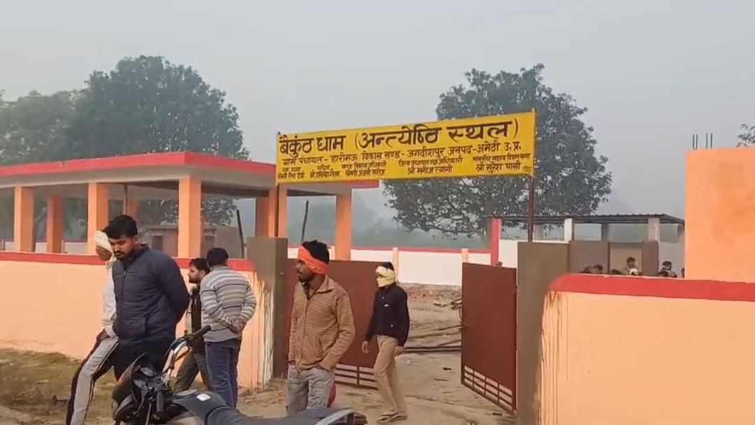 निर्माणाधीन श्मशान गृह के पास मिला युवक का शव, ईंट से चेहरा कुचला