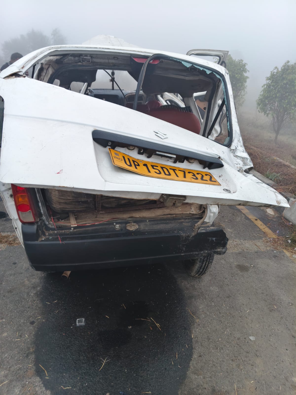 आजमगढ़ में पूर्वांचल एक्सप्रेसवे पर ट्रक ने कार मारी टक्कर, पिता-पुत्र समेत 3 की मौत