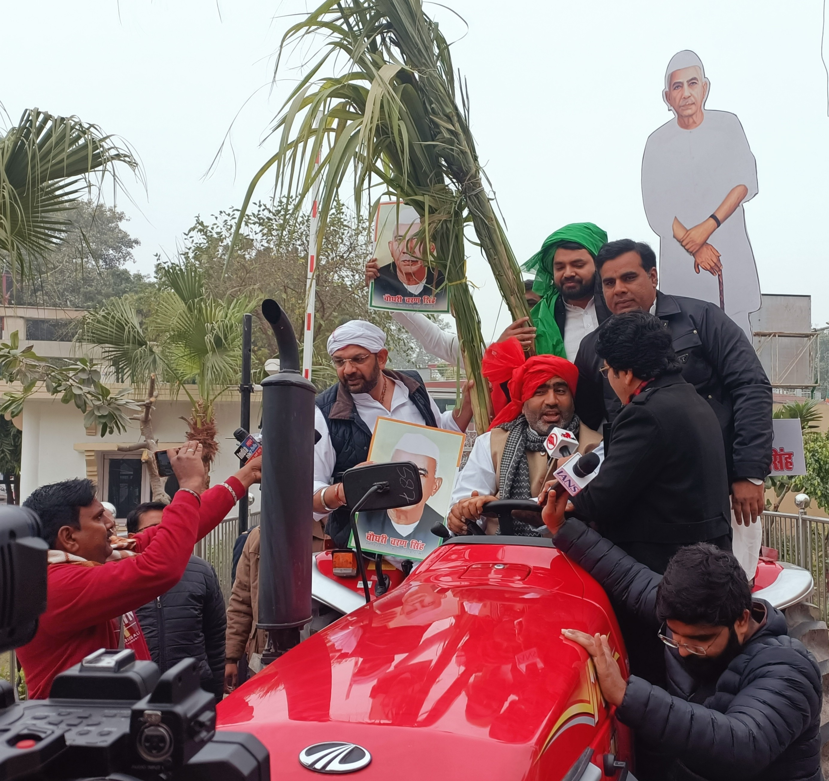  ट्रैक्टर से विधान सभा पहुंचे सपा विधायक अतुल प्रधान..गन्ना मूल्य ₹450 करने की मांग पर अड़े