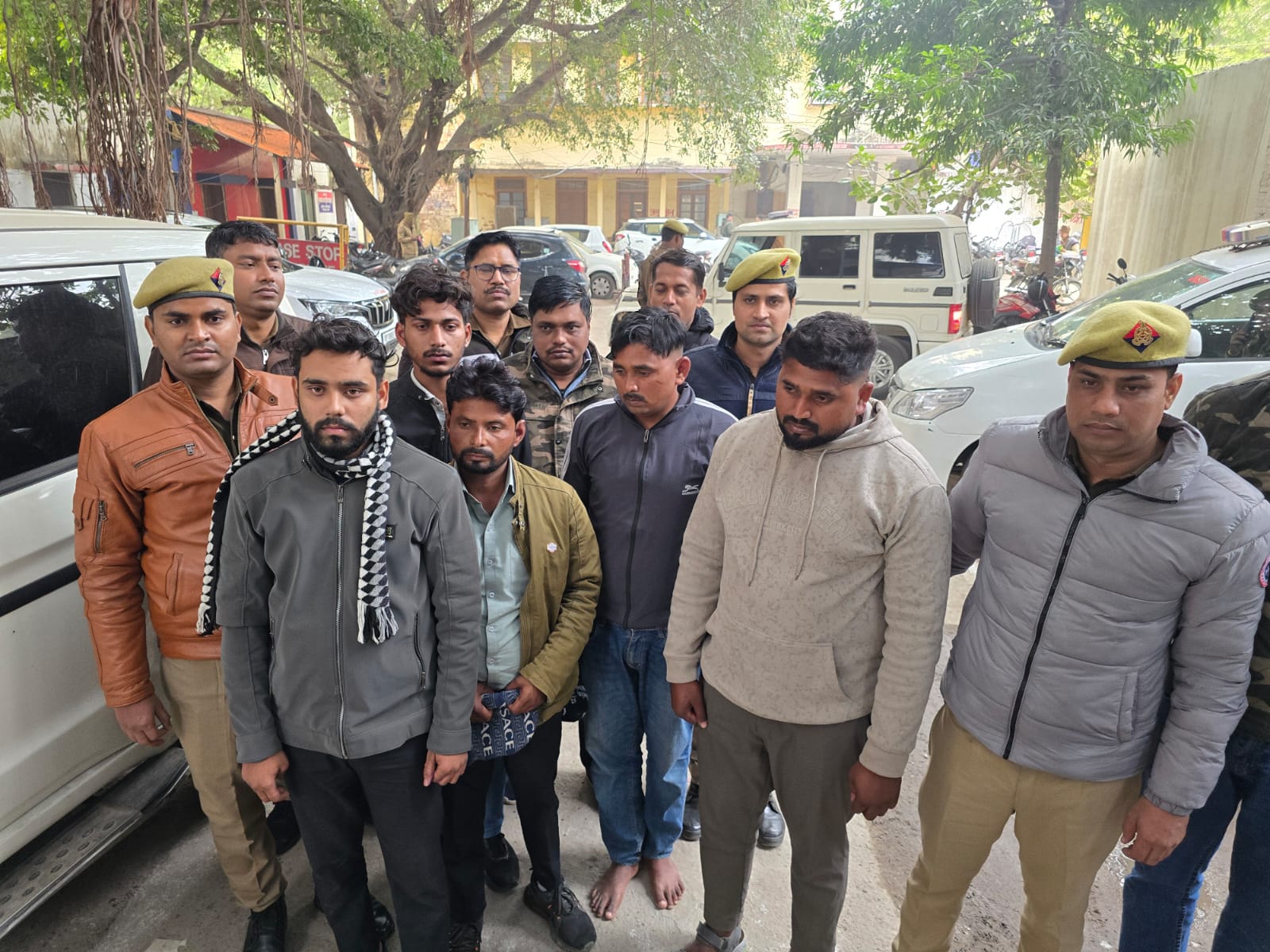 कानपुर: पॉर्न वीडियो का डर दिखाकर लोगों से वसूली करने वाला साइबर गिरोह बेनकाब, दो भाई समेत पांच गिरफ्तार