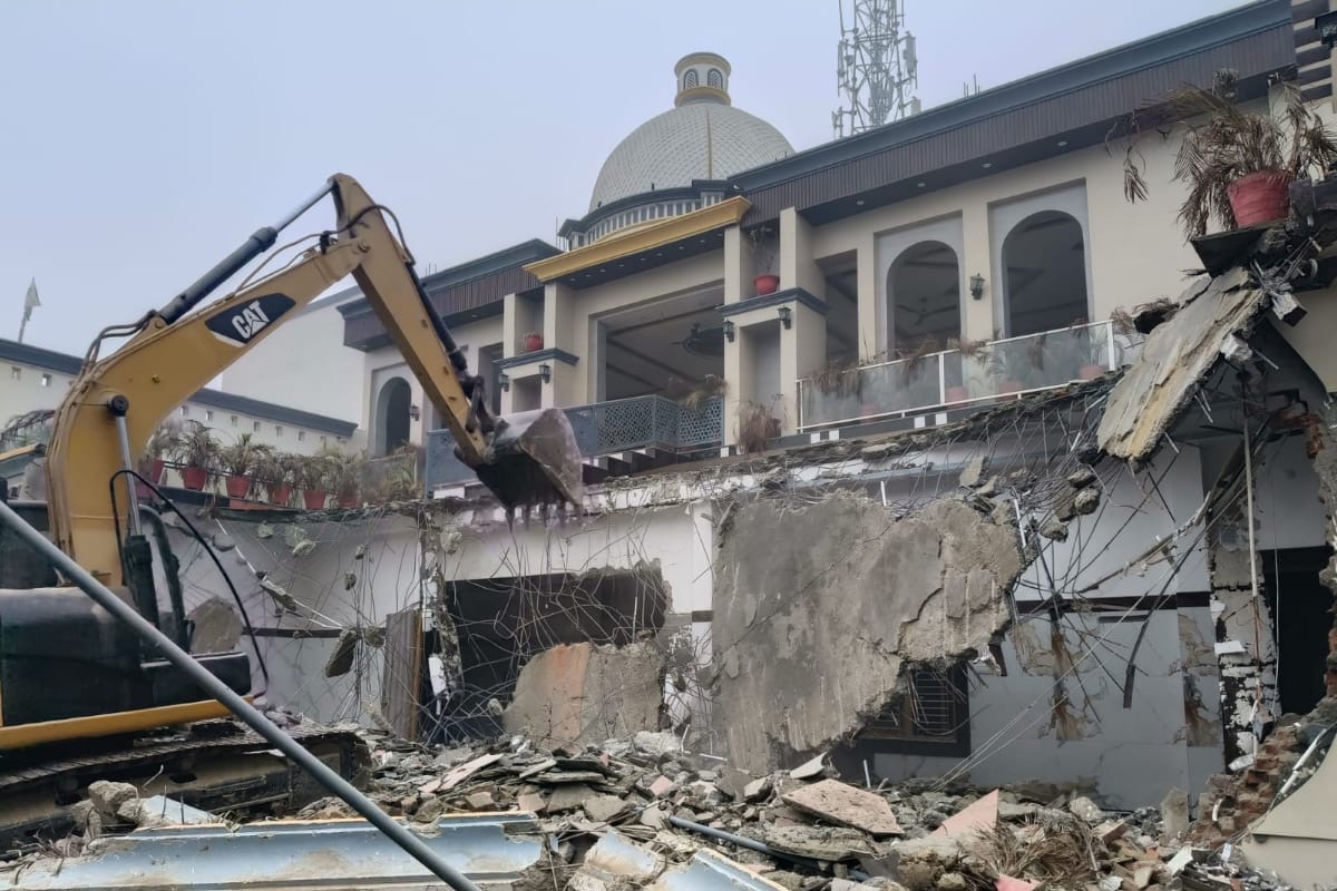 इज्जतनगर में चला बीडीए का बुलडोजर, अवैध बारातघर ध्वस्त