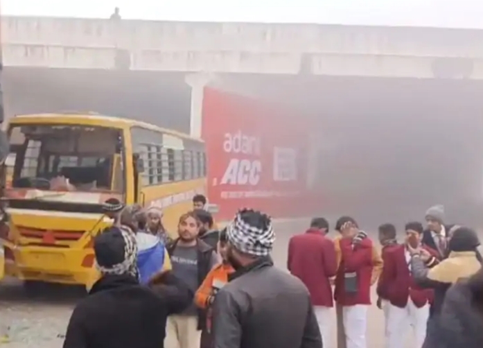 कानपुर: कंटेनर से टकराई बच्चों से भरी स्कूली बस, चालक घायल