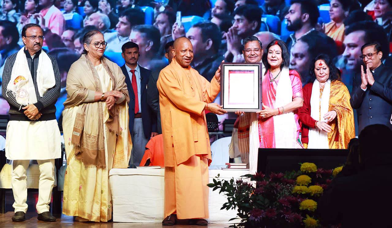 सीएम योगी ने चुटकी लेते हुए कहा- अवनीश अवस्थी भी कलाकार हैं ?, मालिनी अवस्थी समेत दिग्गज कलाकार किये सम्मानित