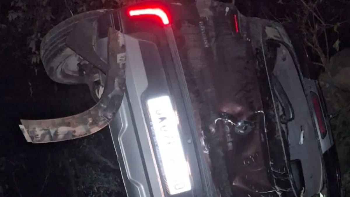 मंडल रोड पर खाई में समाई कार! पुलिस की मानवीय कार्रवाई से तीन युवकों की बची जान, रातभर चला बचाव अभियान