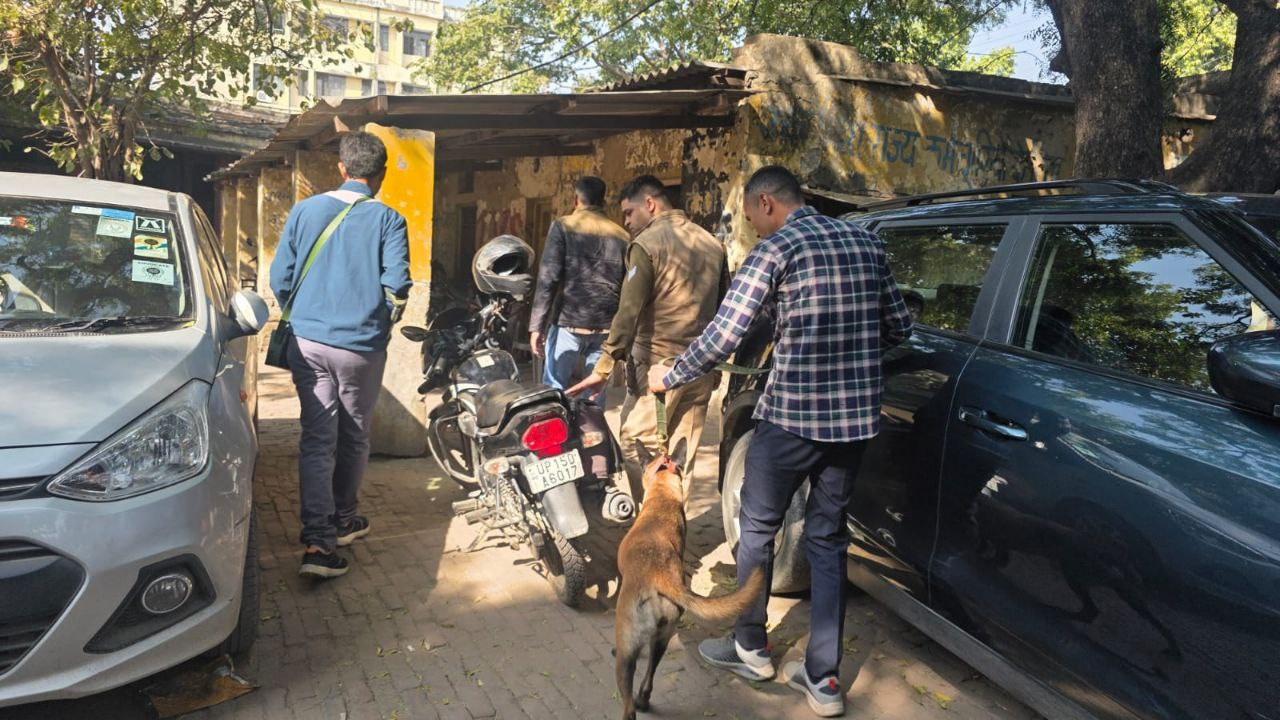 मेरठ: कचहरी और सर्किट हाउस में डॉग स्क्वायड और एएस टीम द्वारा सुरक्षा चेकिंग अभियान