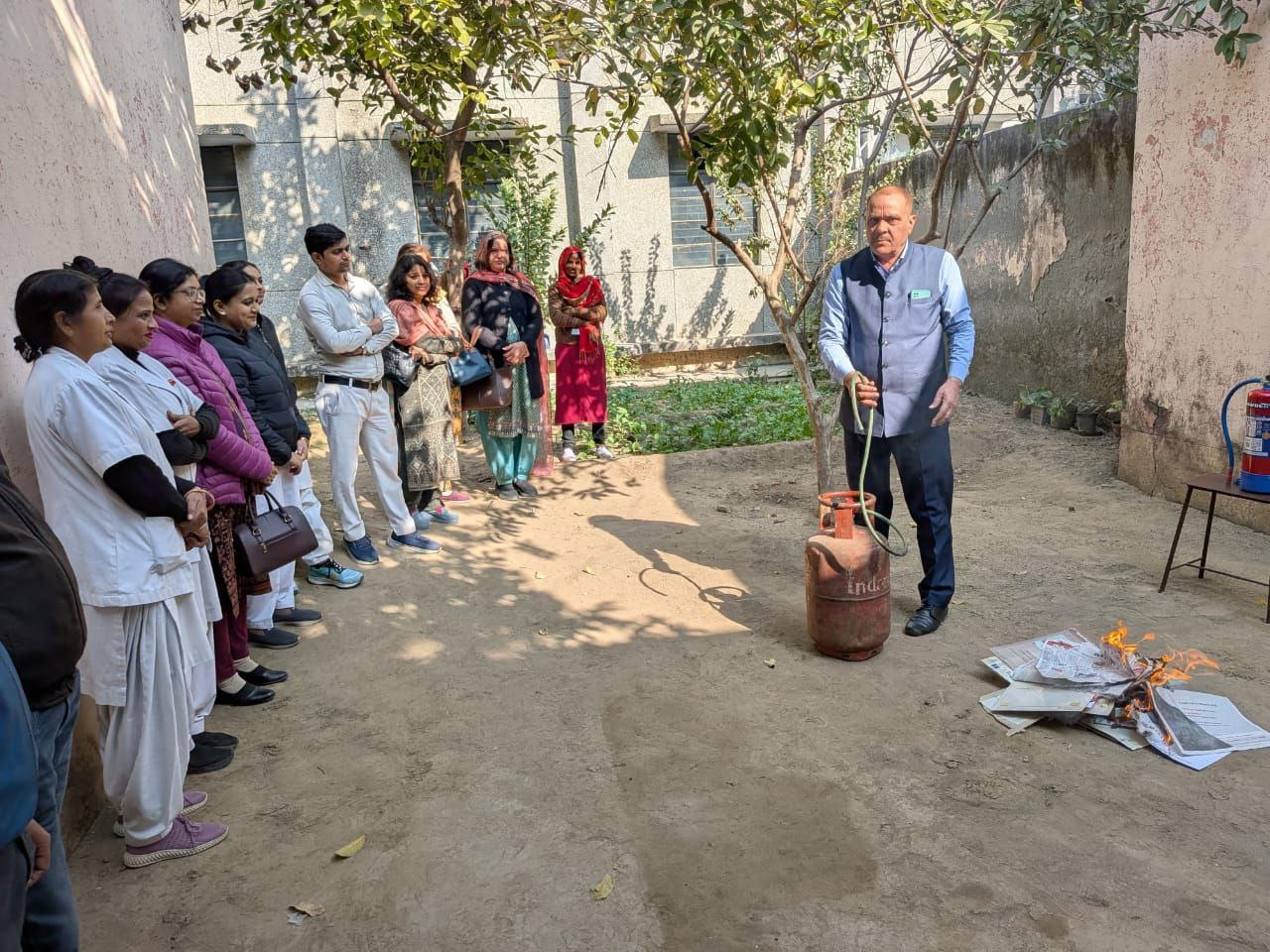 मेरठः एलएलआरएम मेडिकल कॉलेज में फायर सेफ्टी और फायर फाइटिंग स्किल्स की मॉक ड्रिल आयोजित