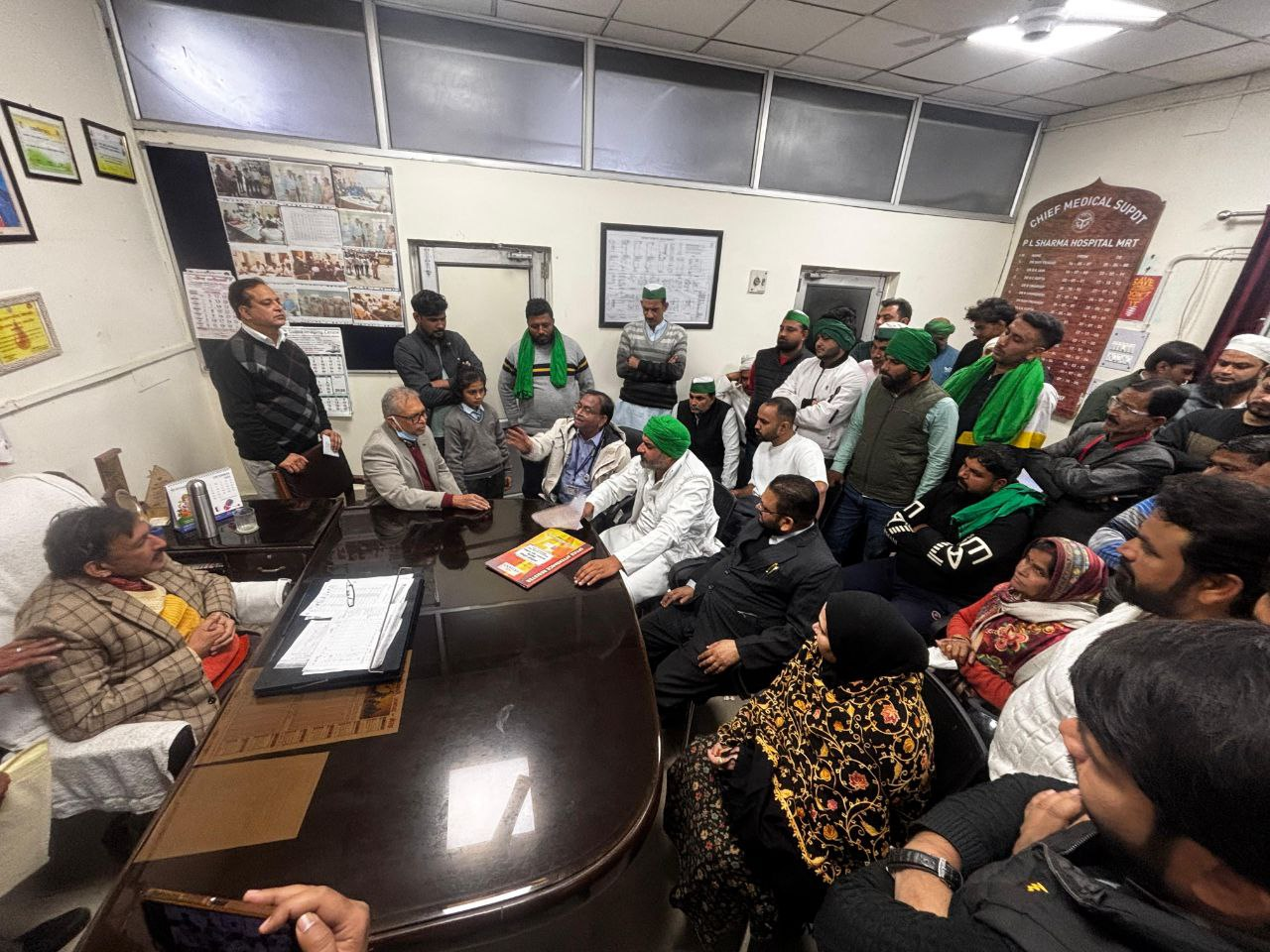 मेरठ में भाकियू ने किया जिला अस्पताल का घेराव, आफिस छोड़कर भागे डॉक्टर  