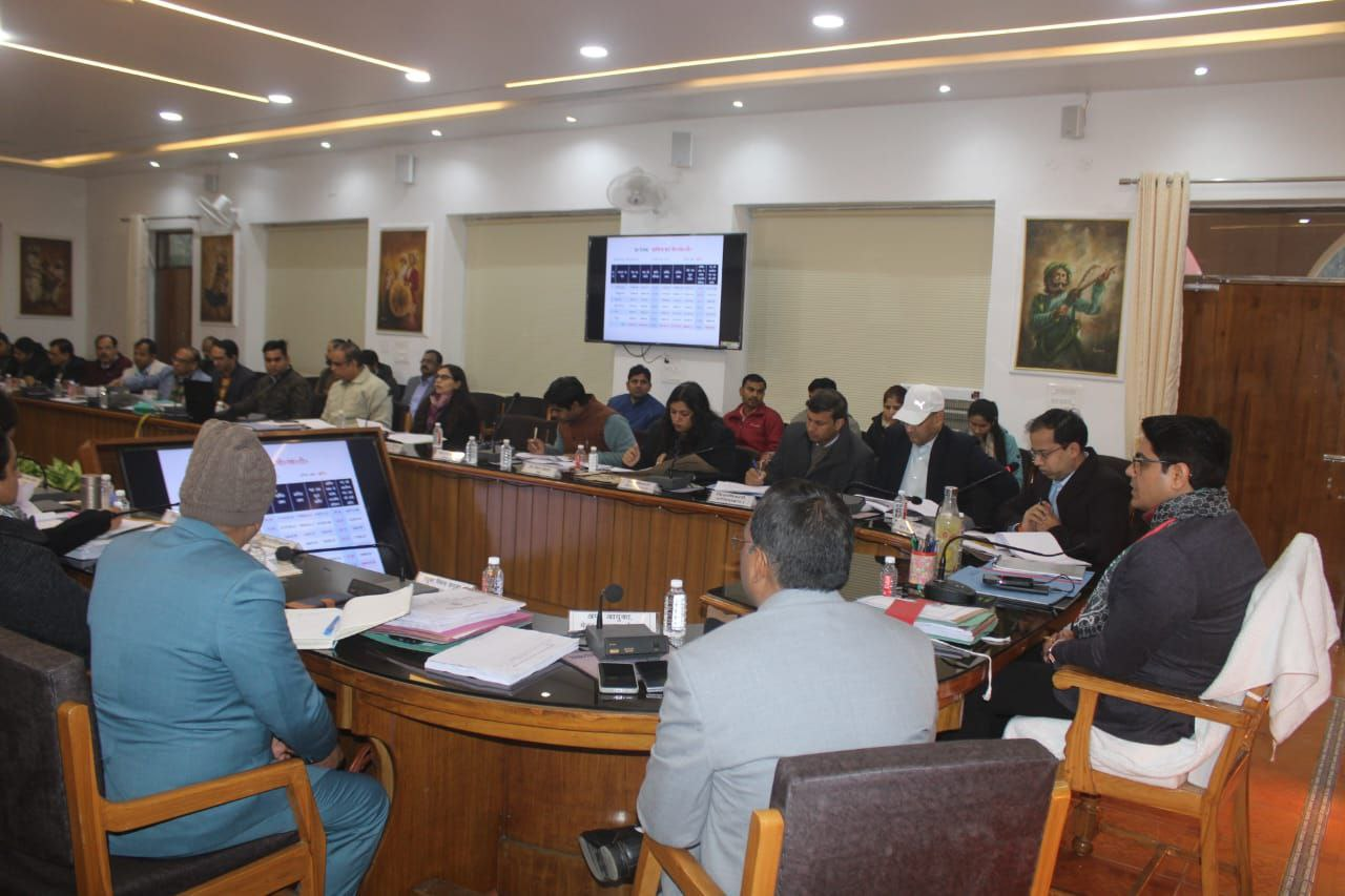 मेरठ: आयुक्त भानु चन्द्र गोस्वामी ने विकास परियोजनाओं, राजस्व वाद, आरटीई दाखिले व कूड़ा प्रबंधन की मंडलीय समीक्षा की