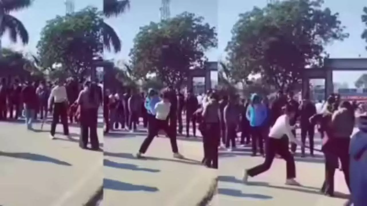 मेरठ के परतापुर में 'बॉयफ्रेंड' के लिए 'गैंगवार': कॉलेज गेट पर सरेआम भिड़ीं दो छात्राएं, बेल्ट से किया हमला
