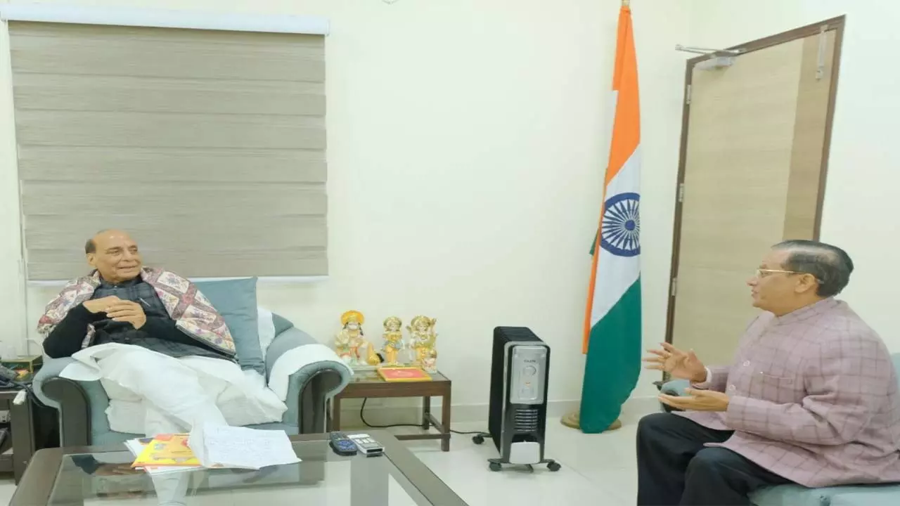 मेरठ कैंट की समस्याओं पर रक्षा मंत्री से मिले विनीत अग्रवाल शारदा, नगर निगम में शामिल करने की मांग