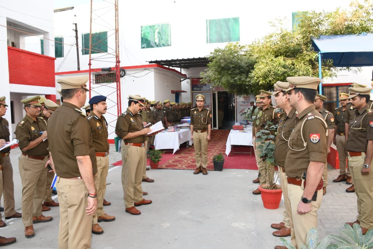मेरठ: डीआईजी कलानिधि नैथानी ने थाना कोतवाली का निरीक्षण किया, साइबर सुरक्षा व अभिलेखों की समीक्षा