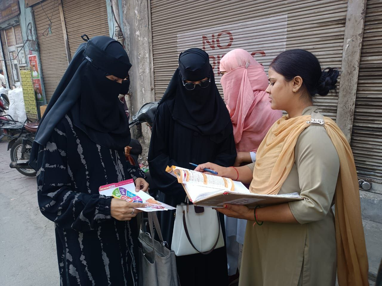 मेरठ: मिशन शक्ति फेज–5.0 के तहत मुस्लिम महिलाओं के बीच नारी सुरक्षा जागरूकता अभियान