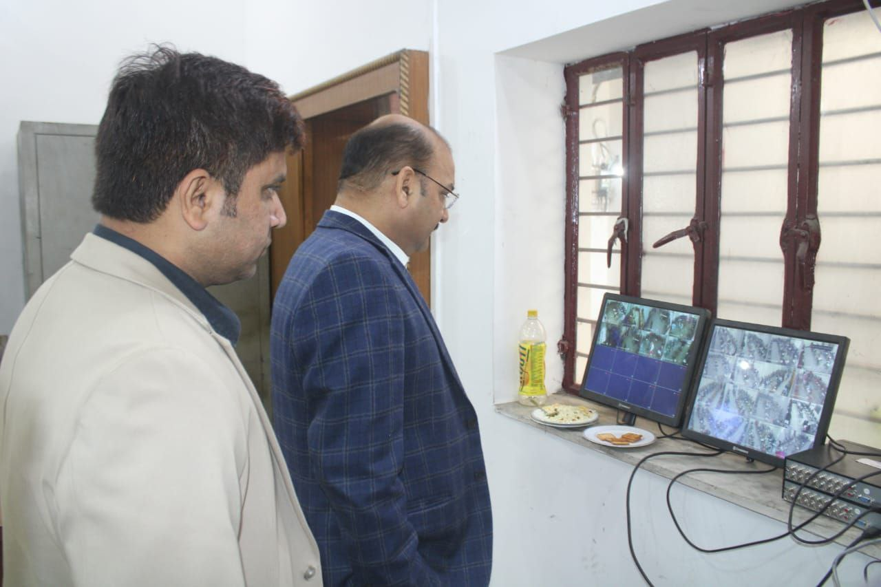 मेरठ: उप्र लोक सेवा आयोग सहायक अध्यापक परीक्षा के लिए डीएम ने परीक्षा केंद्रों का निरीक्षण किया