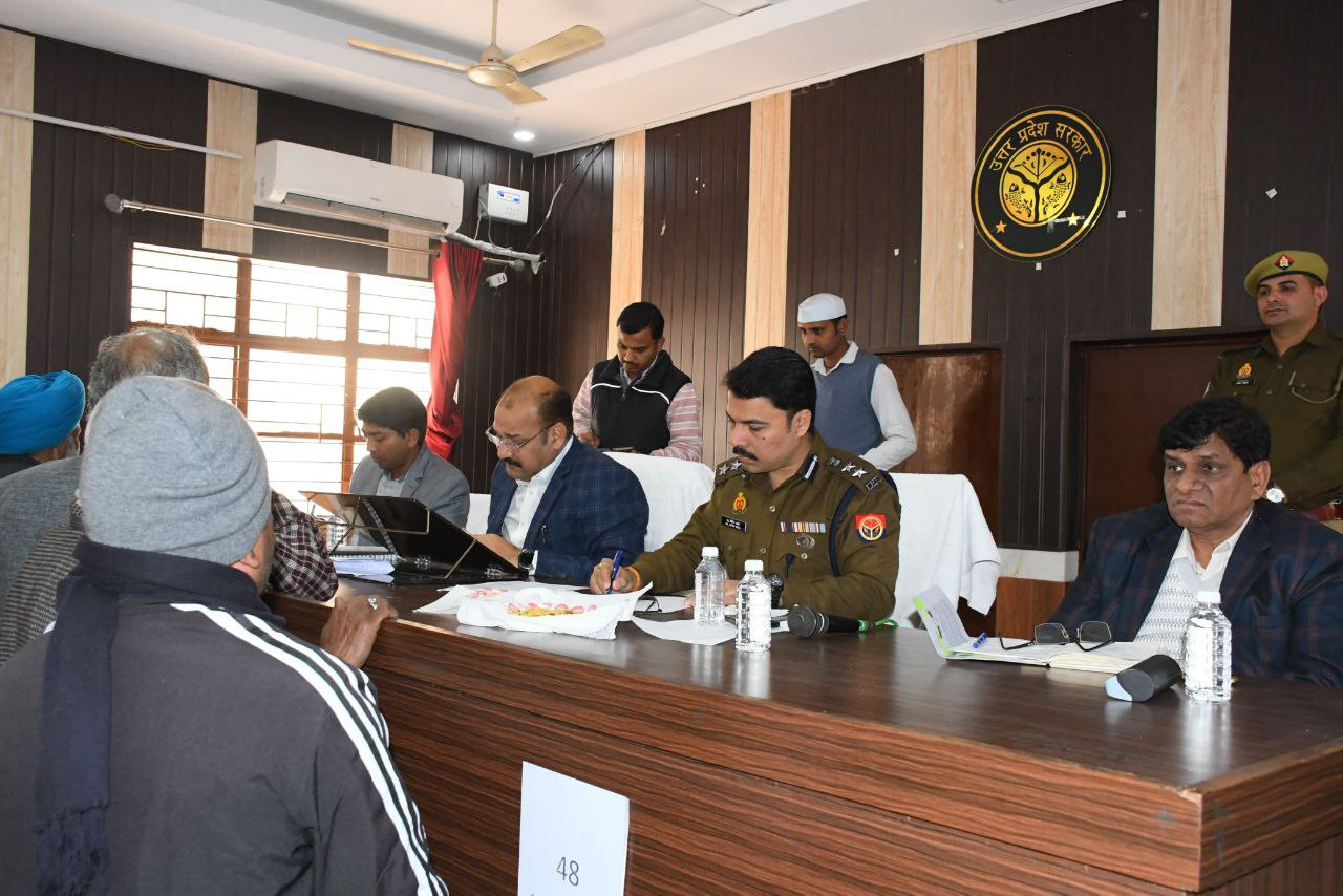 मेरठ में सम्पूर्ण समाधान दिवस: डीएम वीके सिंह ने अधिकारियों को समयबद्ध व गुणवत्तापरक निस्तारण के निर्देश दिए