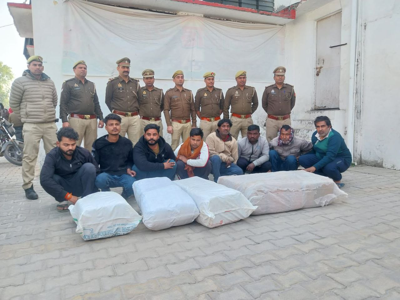 मेरठ में अन्तरराज्यीय नशा तस्करी गैंग का भंडाफोड़, 8 तस्कर गिरफ्तार—151 किलो गांजा बरामद