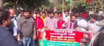 मेरठ में एसआईआर प्रक्रिया पर सपाइयों का प्रदर्शन, फॉर्म जमा करने की समय सीमा बढ़ाने की मांग तेज