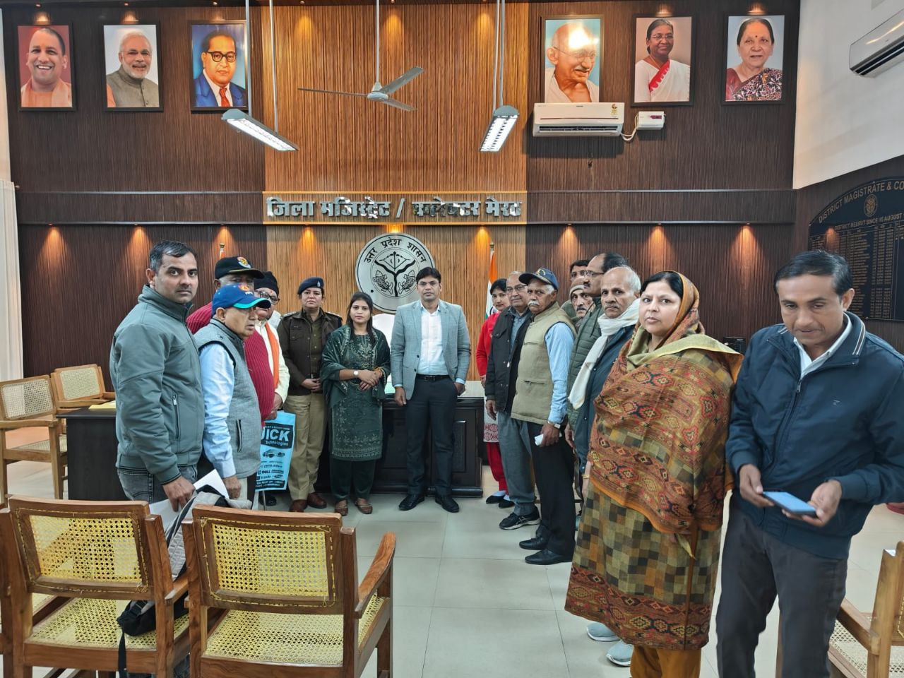 मेरठ में जिला सैनिक बन्धु की मासिक बैठक में पूर्व सैनिकों और शहीद परिवारों की समस्याओं का निस्तारण