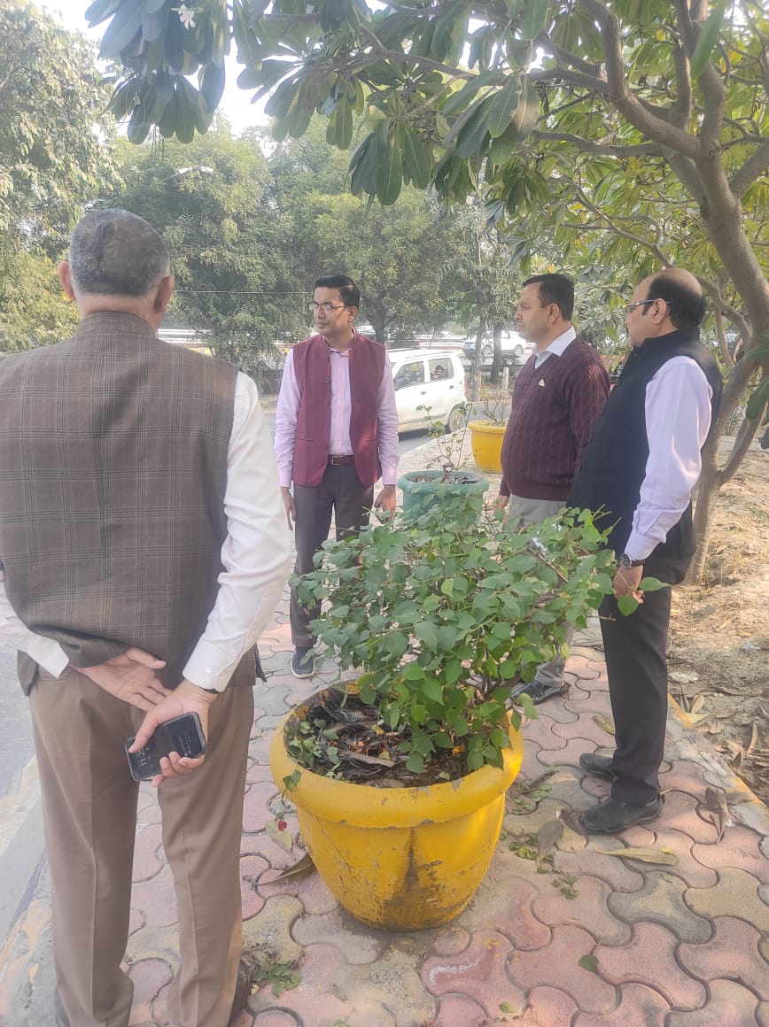 नोएडा सीईओ डा. लोकेश एम ने शहर का निरीक्षण किया, सड़क मरम्मत और सफाई व्यवस्था सुधारने के दिए आदेश