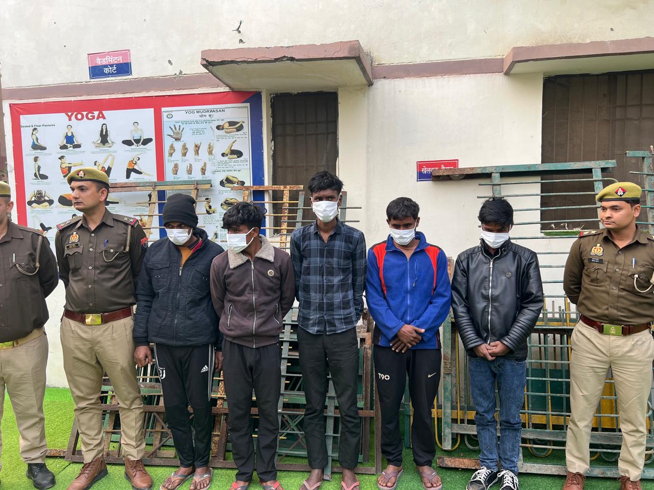 नोएडा: सोसायटी की लोहे की ग्रिल और बेंच चुराने वाले गैंग का पर्दाफाश, 5 शातिर अभियुक्त गिरफ्तार