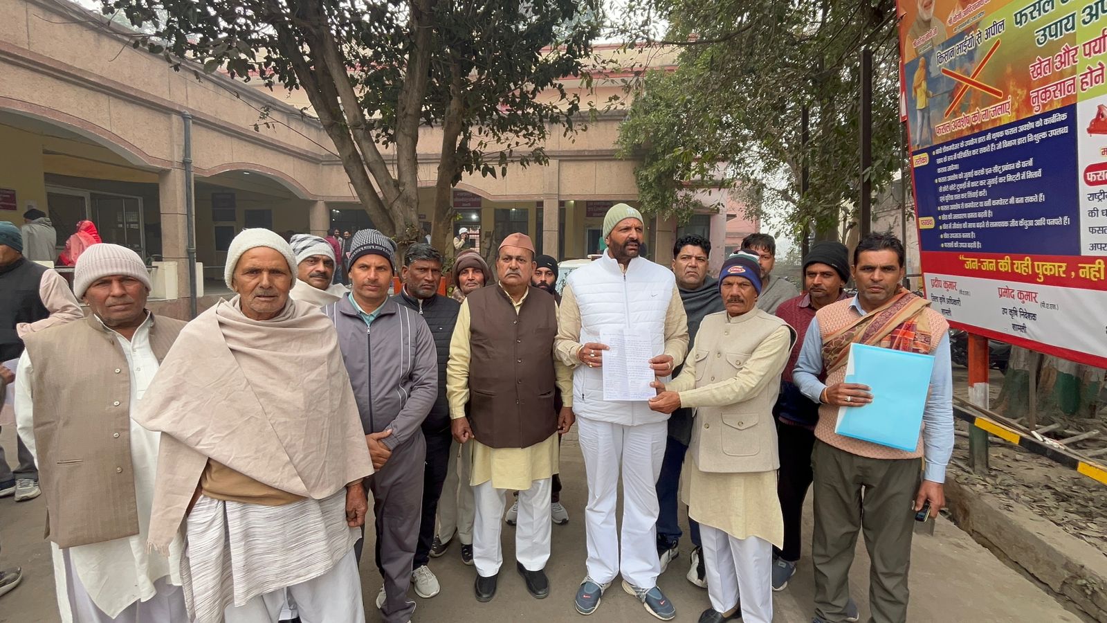 शामली के गोहरपुर गांव में फर्जी वोटर आईडी बनाने का आरोप, ग्रामीणों ने जिला कलेक्ट्रेट पर किया प्रदर्शन