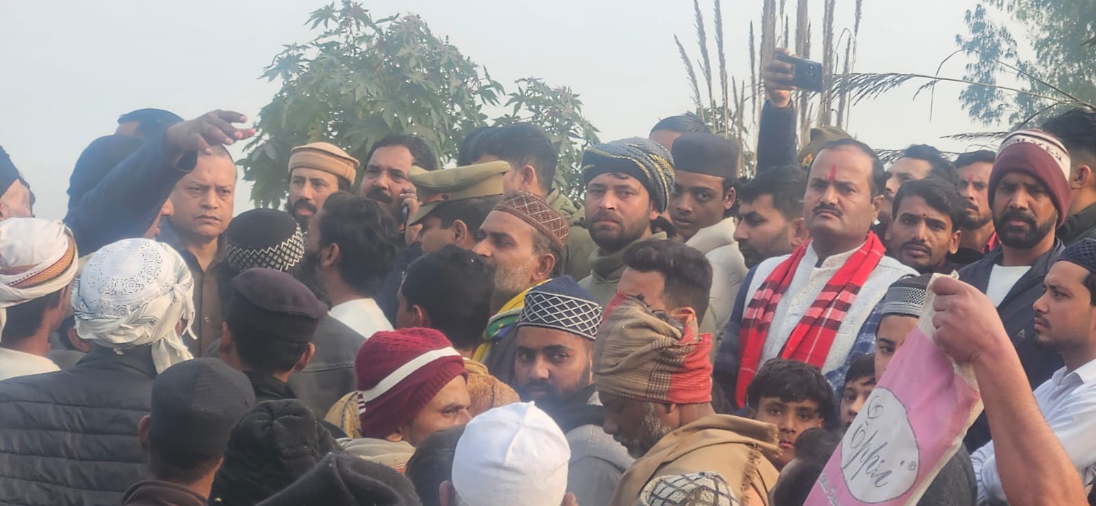 जलालाबाद में भूमि विवाद पर आमने-सामने आए दो समुदाय: सरकारी जमीन पर शव दफनाने को लेकर हंगामा; पुलिस ने सूझबूझ से टाला तनाव