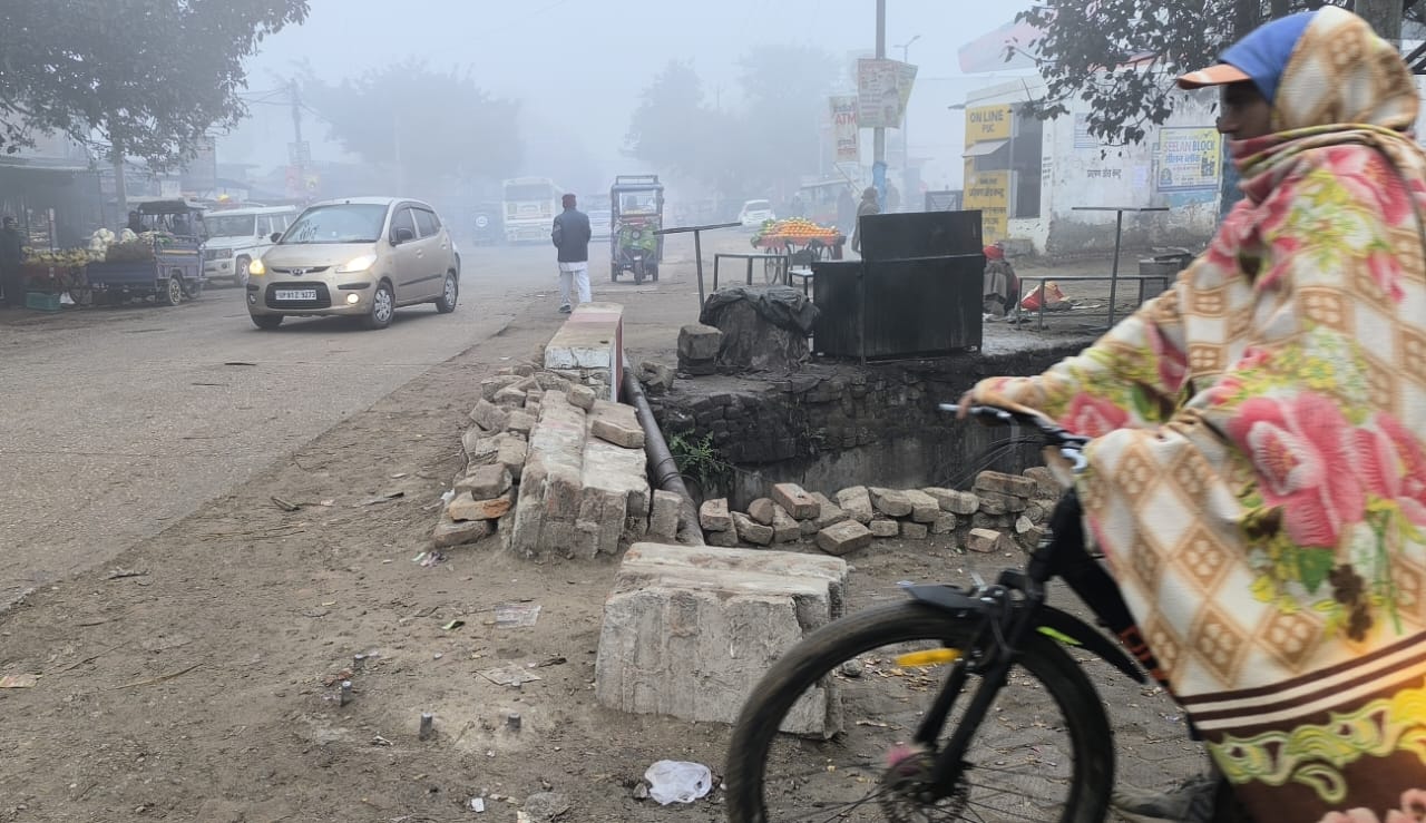 शुकतीर्थ गंगा पुल पर गन्ने के ट्रक ने थामी रफ्तार; घंटों फंसा रहा मार्ग, मोरना में टूटी पुलिया से बढ़ रहा हादसों का खतरा