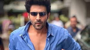 बॉलीवुड स्टार कार्तिक आर्यन ने अहमदाबाद में उठाया जलेबी और कुरकुरे फाफड़ा का लुत्फ