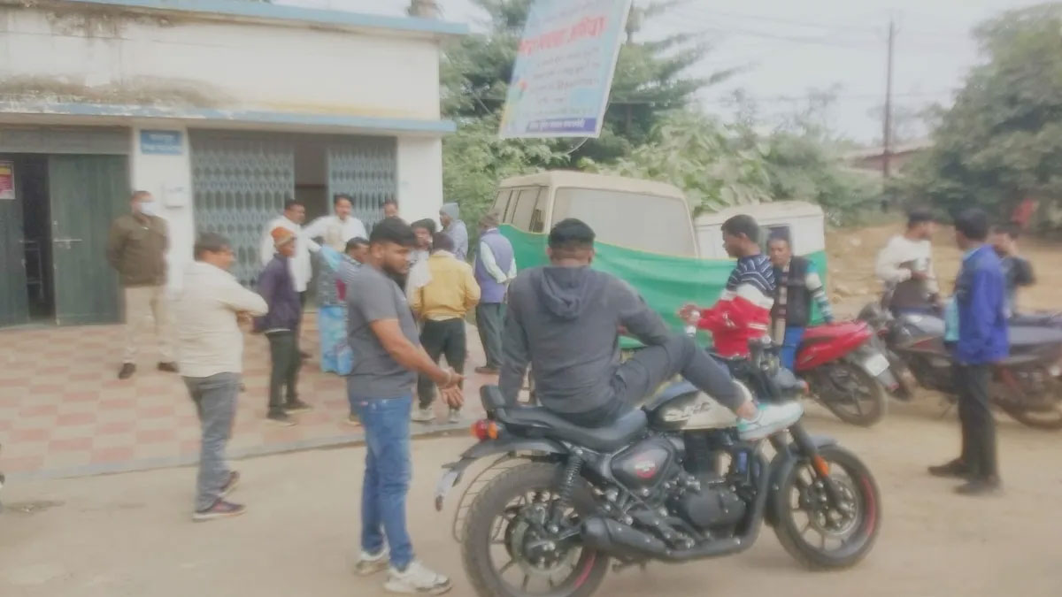 ट्रेन पकड़ने निकले पिता-बेटी को अज्ञात वाहन ने कुचला, मां गंभीर- ओवरब्रिज पर टूटी सपनों की यात्रा