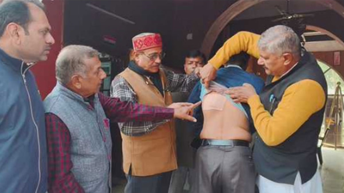 डांट से नाराज़ छात्र ने स्कूल गेट पर शिक्षक पर किया चाकू से हमला, नानी कोतवाली में फूट-फूटकर रोई