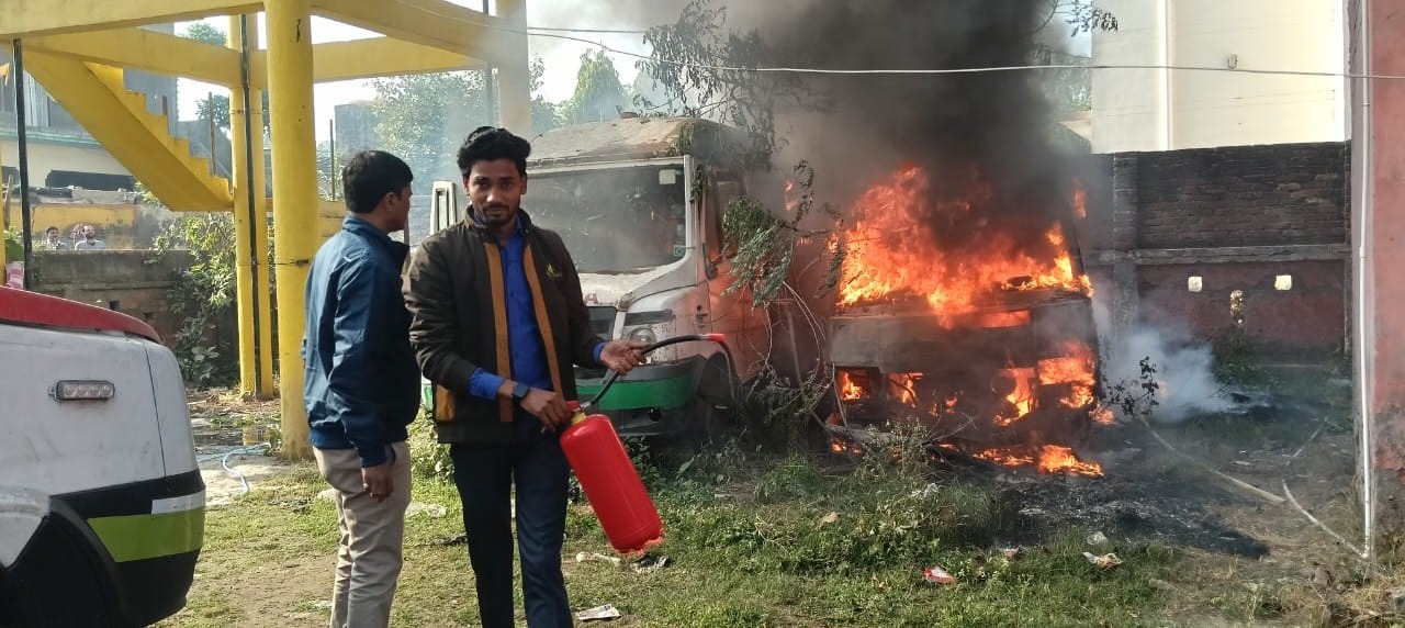 भोपा सामुदायिक स्वास्थ्य केंद्र में खड़ी दो एम्बुलेंस जलकर खाक, भीषण आग से अस्पताल परिसर में मची दहशत