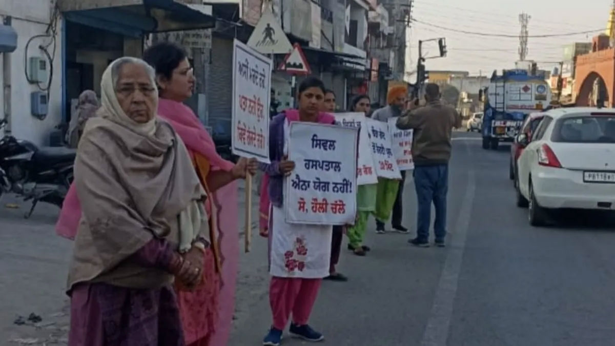 पटियाला के नाभा में जनता ने संभाली सड़क सुरक्षा की जिम्मेदारी: 4 मौतों के बाद खुद लगाए डिवाइडर पर रिफ्लेक्टर, दो घंटे सड़क पर विरोध प्रदर्शन