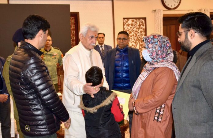 उपराज्यपाल ने नौगाम विस्फोट में शहीद हुए लोगों के परिवारों से की मुलाकात, अनुकंपा के आधार पर नियुक्ति पत्र सौंपे