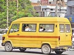 स्कूल वैन नहीं आई तो कक्षा पांचवी की छात्रा ने दिया सड़क पर धरना, मासूम का विरोध बना चर्चा का विषय