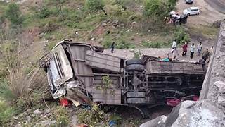 आंध्र प्रदेश में बस के खाई में गिर जाने से नौ लोगों की मौत, 23 से अधिक घायल...प्रधानमंत्री ने दुर्घटना पर जताया शोक