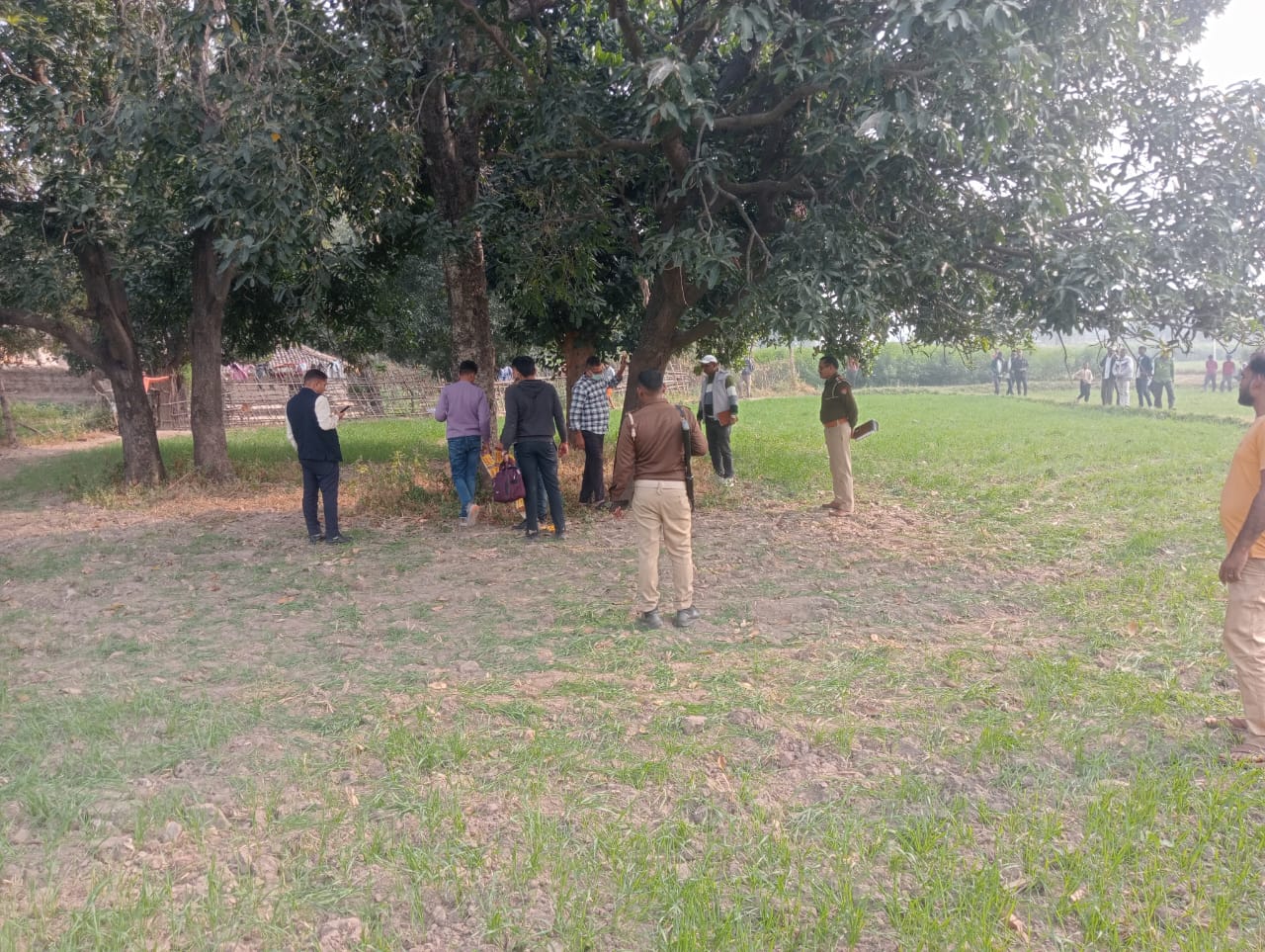 विवाहिता का शव पेड़ से लटका मिला , मायके पक्ष ने लगाया हत्या का आरोप..पति समेत पांच के खिलाफ मुकदमा दर्ज