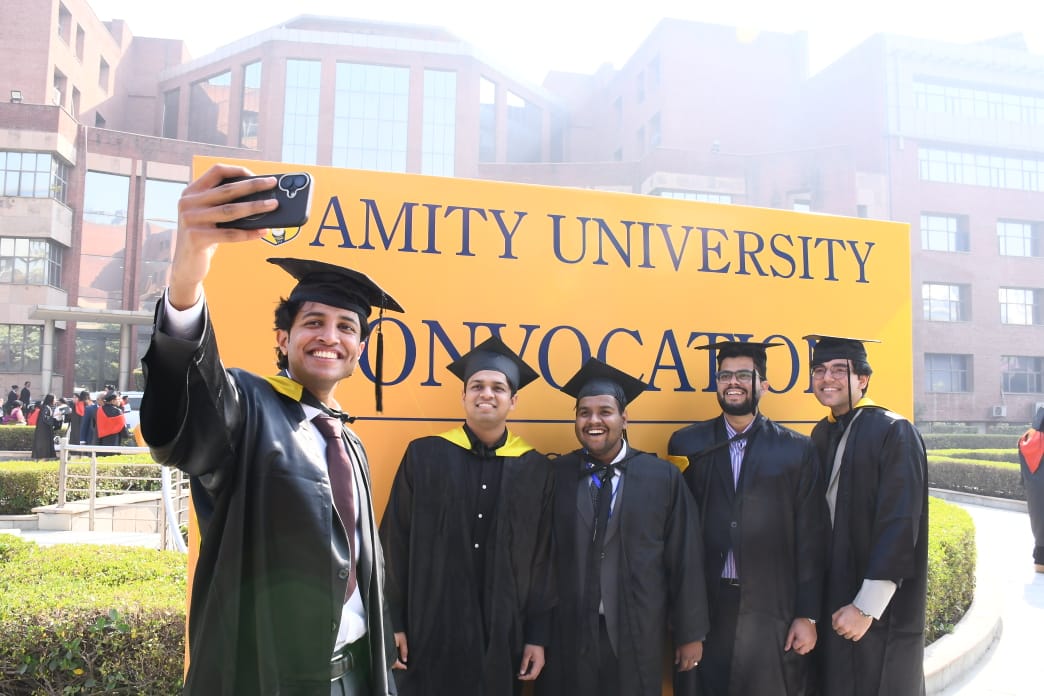 नोएडा: एमिटी विश्वविद्यालय के दीक्षांत समारोह में 4,000 से अधिक छात्रों को डिग्री और मेडल प्रदान