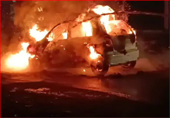 नोएडा में कार डिवाइडर से टकराई और आग लगने से पूरी जल गई, दो लोग घायल