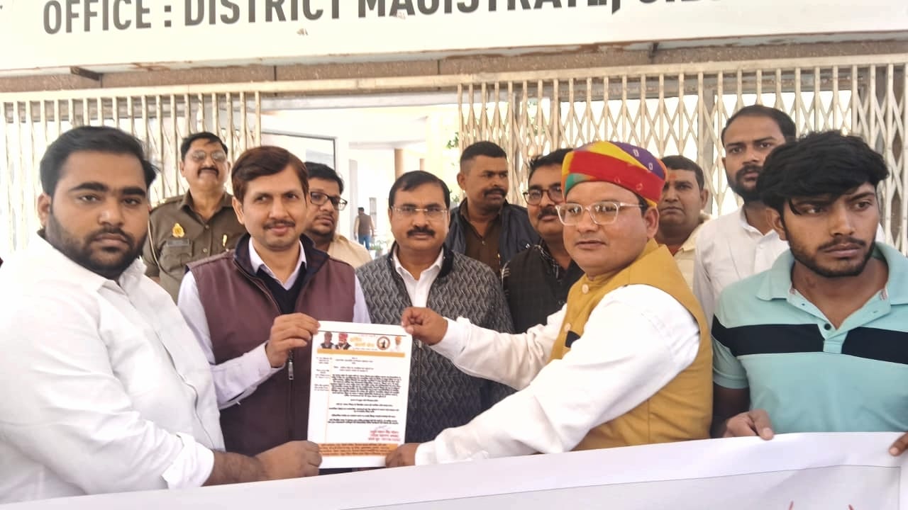 नोएडा में क्षत्रिय करणी सेना ने संजय निषाद के आपत्तिजनक बयान के खिलाफ प्रदर्शन किया