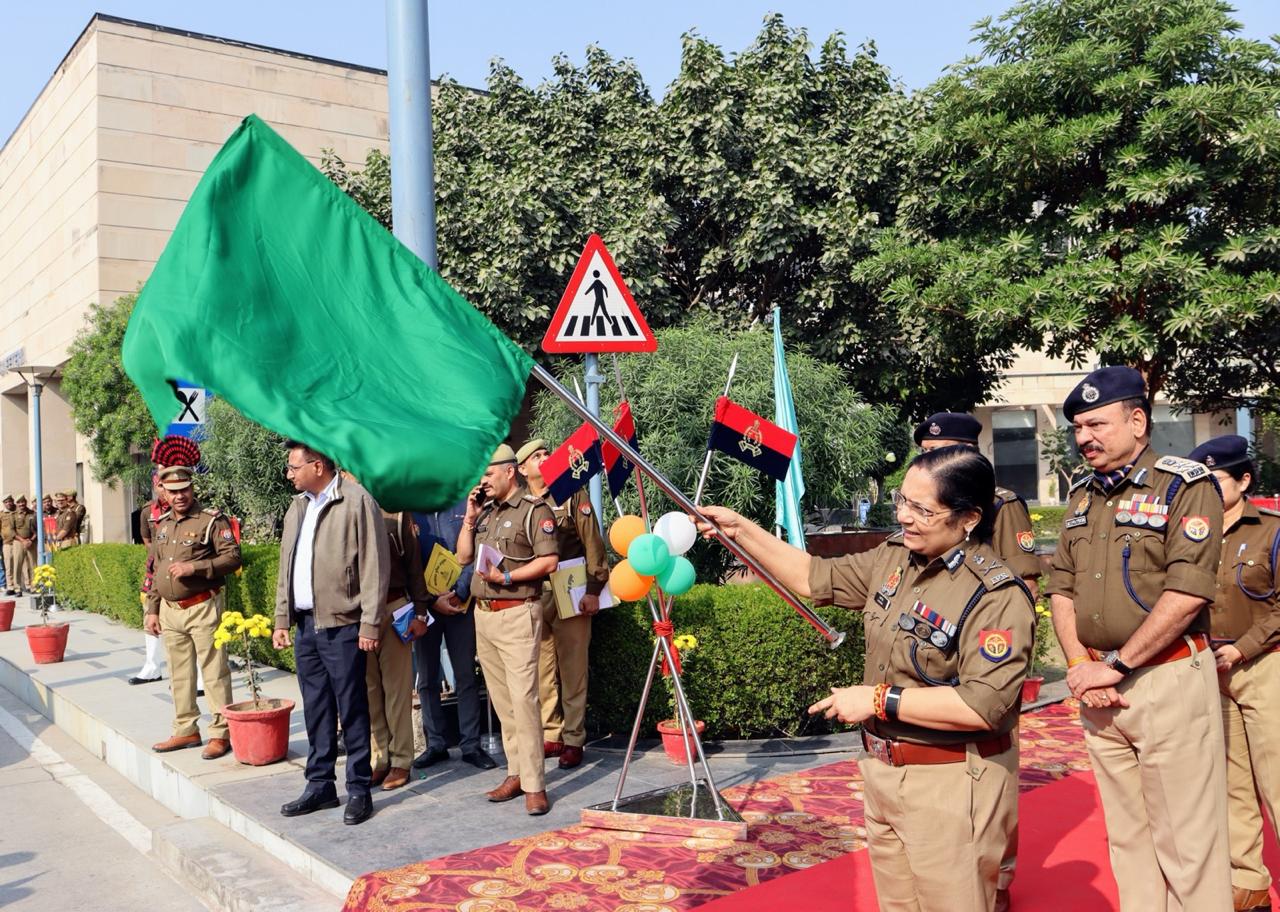 नोएडा पुलिस ने 14 नए 112 PRV वाहन किए तैनात, कानून-व्यवस्था सुदृढ़ बनाने का प्रयास