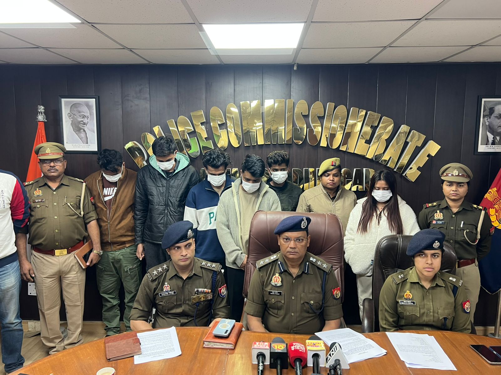 नोएडा पुलिस ने अवैध कॉल सेंटर पकड़ा, OTT प्लेटफॉर्म से ठगी करने वाले 6 आरोपी गिरफ्तार