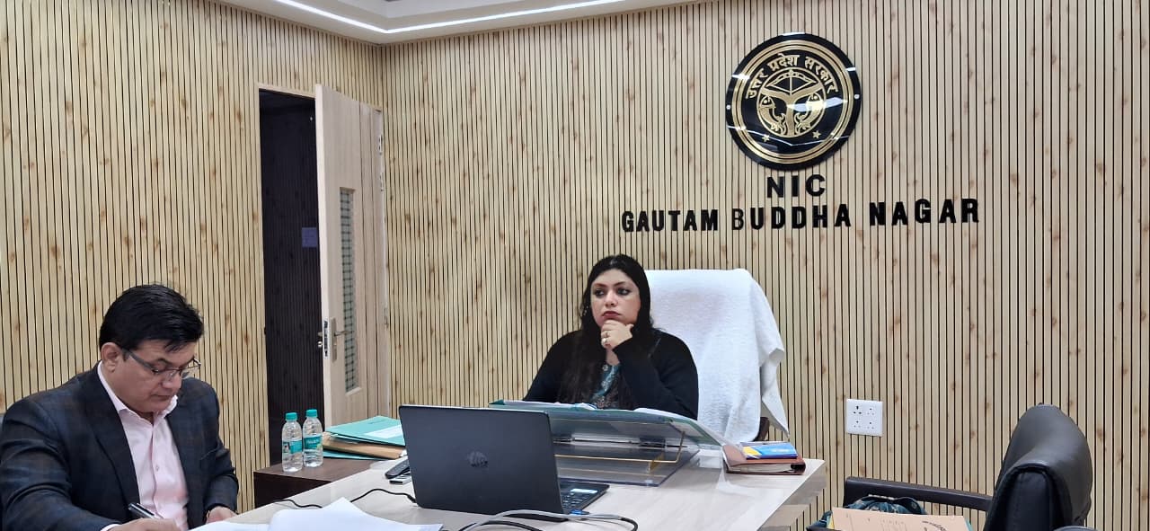 नोएडा में विशेष प्रगाढ़ पुनरीक्षण (SIR) कार्यक्रम की प्रगति की समीक्षा